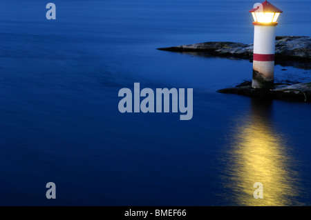 Skandinavien, Schweden, Vastkusten, Blick auf beleuchtete Leuchtturm am Meer, erhöht, Ansicht Stockfoto