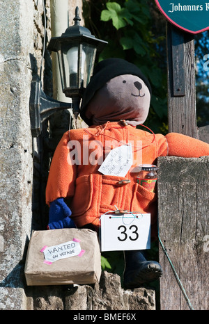 "Paddington Bear" als eine Vogelscheuche Teilnehmer im Westengland Großbritannien jährliche Wettbewerb 2010 Stockfoto