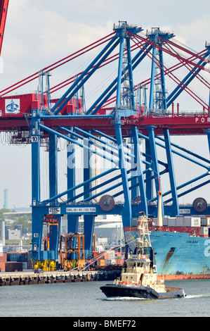 Skandinavien, Schweden, Göteborg, Blick auf Frachtschiff mit Schlepper im Hafen Stockfoto