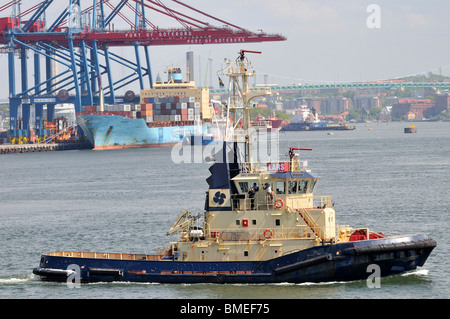 Skandinavien, Schweden, Göteborg, Blick auf Frachtschiff mit Schlepper im Hafen Stockfoto