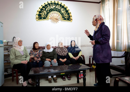Ältere Muslimin Predigt Koran in Frauen Moschee, Shanghai, China Stockfoto