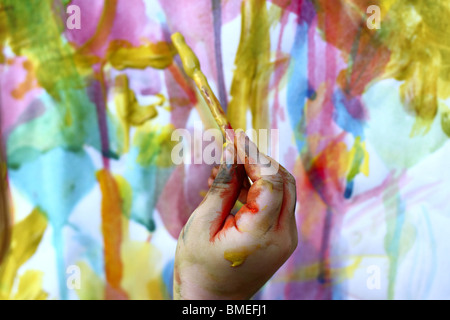 Kinder kleine Künstler malen Hand putzen bunte Aquarell Kunst Stockfoto