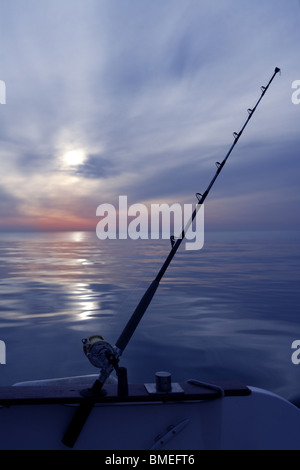 Boot Angeln Sonnenaufgang am Meer Ozean Rod und Walzen Horizont Stockfoto