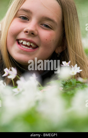 Skandinavien, Schweden, Smaland, Mädchen mit weißen Anemonen im Vordergrund, Lächeln, Porträt Stockfoto