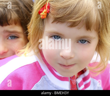 blonde schöne Mädchen Porträt lustige Gesten blaue Augen Gesichtchen Stockfoto