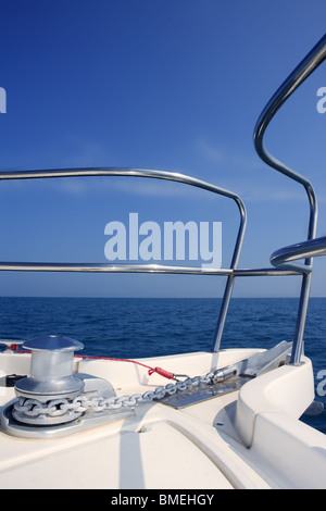 Boot-Bug Segeln am blauen Meer mit Anker-Kette und Winde detail Stockfoto