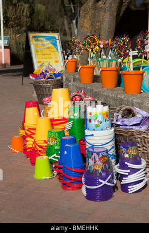 Großbritannien, England, Devon, Südküste, Blackpool Sands laden mit bunten Kunststoff Strandspielzeug Stockfoto