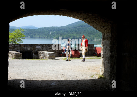 Zwei kostümierte Führungen am Fort Ticonderoga. Gehört einer kolonialen Soldaten andererseits ein britisches Soldaten. Stockfoto