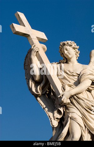 vertikale Ansicht Statue Engel mit Kreuz in der Nähe von Castel Sant Angelo Rome Italy Stockfoto