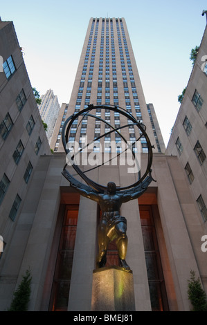 Atlas (1937) von Bildhauer Lee Lawrie mit Hilfe von Rene Paul Chambellan am Rockefeller Plaza in New York City, NY, USA. Stockfoto