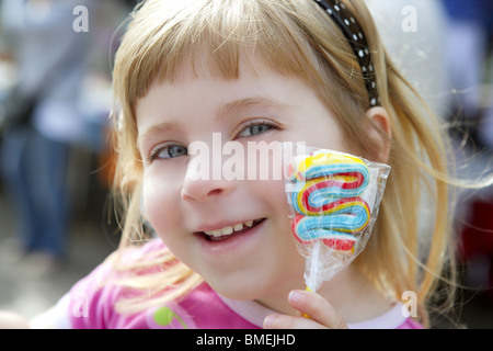 lächelnde Mädchen mit süßen Lutscher in der hand im freien Porträt Stockfoto