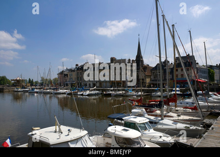 Das Hafengebiet in Honfleur in Nordfrankreich Stockfoto