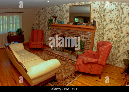 Medford, New Jersey, USA, Weitwinkel, Vermietungen, Gästehaus, Mittelklasse-Wohnzimmer im Stil der 1980er Jahre mit Kamin-Stühlen, Cottage, Wohnhaus Stockfoto