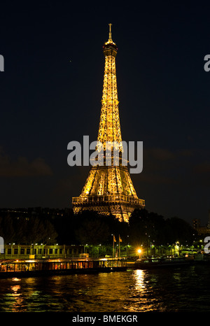 EIFFELTURM BEI NACHT PARIS, FRANCE Stockfoto