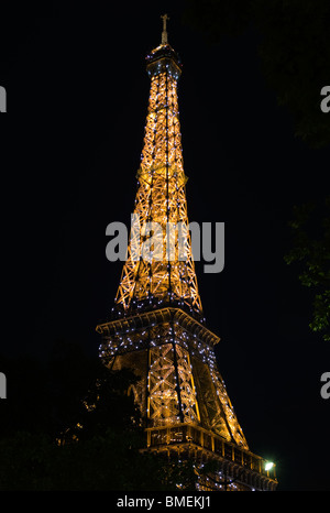 EIFFELTURM BEI NACHT PARIS, FRANCE Stockfoto