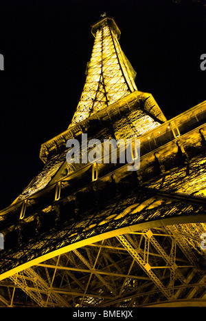 EIFFELTURM BEI NACHT PARIS, FRANCE Stockfoto