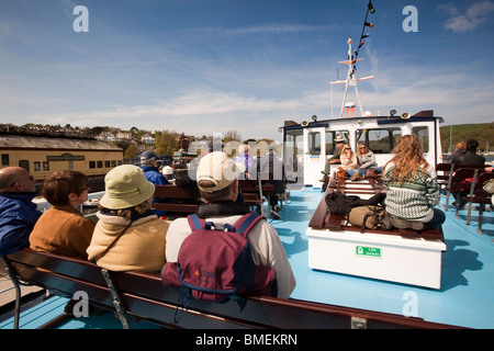 Großbritannien, England, Devon, Dartmouth, Passagiere auf Oberdeck des Dart River Cruise Boot Cardiff Castle Stockfoto