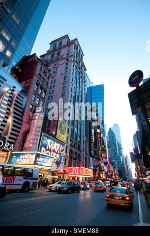 Überfüllten Times Square beleuchtet von Werbetafeln und Stau in Manhattan, New York CIty, NY, USA. Stockfoto