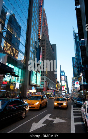 Überfüllten Times Square von corporate Werbetafeln beleuchtet und überlasteten Verkehr in Manhattan, New York CIty, NY, USA Stockfoto