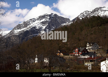 Traditionelle Häuser mit Schnee bedeckt Berg im Hintergrund, Eidfjord, Norwegen, norwegische Fjorde, Skandinavien, Europa Stockfoto