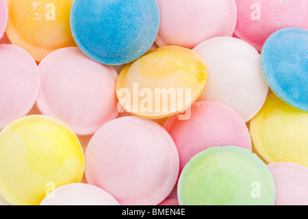 Hintergrund der fliegenden Untertasse Multi farbige Süßigkeiten Süßigkeiten Stockfoto