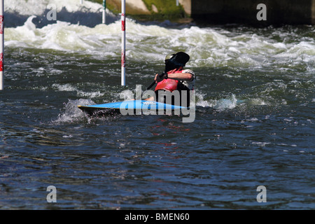 Ein Kanufahrer paddeln um ein Hindernis unterhalb der Schleusen am bloßen Orton am Fluss Nene, Stockfoto