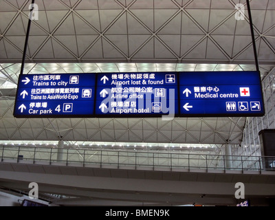 Chinesisch und Englisch direktionale anmeldet Flughafen Hong Kong Stockfoto