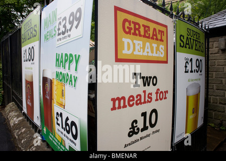 Happy Hour Getränke Angebote Zeichen vor einem Pub Buxton. Stockfoto