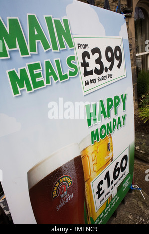 Happy Hour Getränke Angebote Zeichen vor einem Pub Buxton. Stockfoto