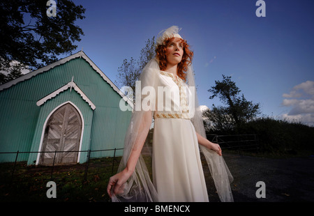 Ein Modell posiert in einem Brautkleid von Designerin Lisa Redman erstellt. Stockfoto