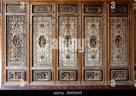 Aus Holz geschnitzt mit exquisiten Mustern, Dafu Residenz, Lu Residenz, Bildschirm Dongyang, Jinhua City, Zhejiang Province, China Stockfoto