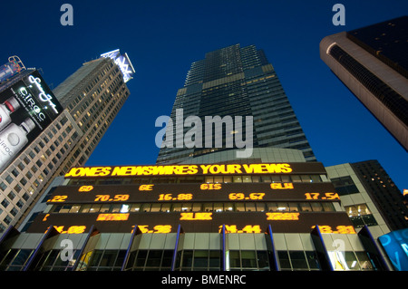 Riesige Ticker Tape LED zeigt in aktuellen Nachrichten und Welt-Börse-Nummern, New York CIty, NY TImes Square-Anzeige. Stockfoto