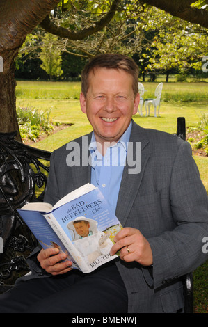 Bill Turnbull BBC News-Moderatorin und Frühstück-TV-Moderatorin in einem Garten, die Förderung seiner buchen Sie The Bad Imker-Club Stockfoto