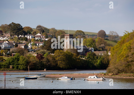 Großbritannien, England, Devon, Stoke Gabriel, Pfarrkirche der Heiligen Maria und Gabriel mit Blick auf Fluss Dart Stockfoto