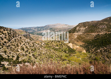 Auf der Suche über die verbindet Qadisha (das Heilige Tal) Tal der Heiligen in 2000mts Höhe, Berg al-Makmal im Nordlibanon Stockfoto