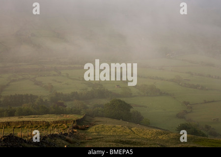 Nebligen Morgen mit Blick auf Vale Edale, Peak District National Park, Derbyshire. Stockfoto