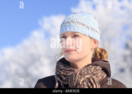 Porträt einer Frau im Freien an einem frostigen Wintertag.  Winnipeg, Manitoba, Kanada. Stockfoto