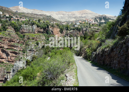 Auf der Suche über die verbindet Qadisha (das Heilige Tal) Tal der Heiligen in 2000mts Höhe, Berg al-Makmal im Nordlibanon Stockfoto