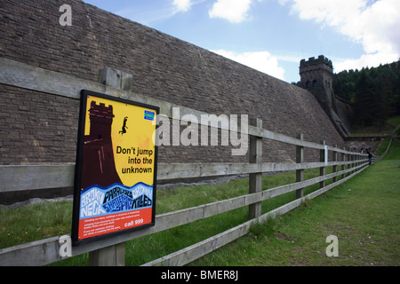 Warnung vor Schwimmen/Tauchen am Derwent Reservoir Dam, Peak District National Park, Derbyshire. Stockfoto