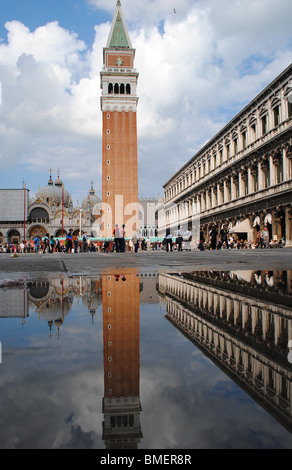 Die Bell Tower of St Marks Basilika (in Markusplatz entfernt) spiegelt sich im Wasser, Venedig, Italien Stockfoto