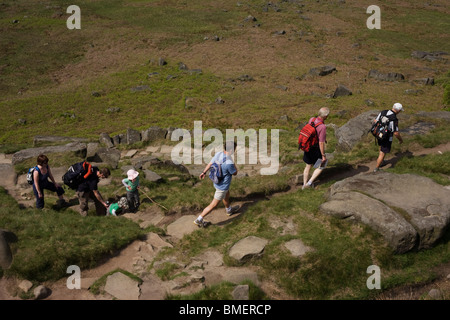 Wanderer auf langen Damm, an Stanage Edge Gritstone Klippen, Peak District National Park, Derbyshire. Stockfoto