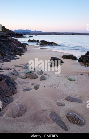 Der Strand von Big Sand in der Nähe von Gairloch, Wester Ross, Highland, Schottland, Vereinigtes Königreich. Blick auf die Berge von Torridon im Morgengrauen. Stockfoto