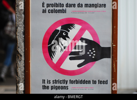 Ein Schild warnt, dass es verboten ist, füttern von Tauben in Markusplatz entfernt, Venedig, Italien Stockfoto