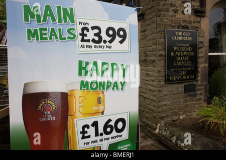 Happy Hour Getränke Angebote Zeichen vor einem Pub Buxton. Stockfoto