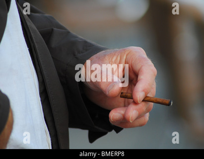 Zigarillo in der Hand, Venedig, Italien Stockfoto