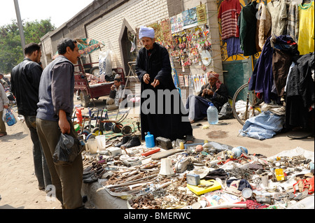 Käufern und Verkäufern, Souk Goma (Freitagsmarkt), Straße, südlichen Friedhöfe, Khalifa Marktviertel, Kairo Stockfoto