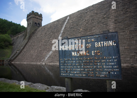 Warnung vor Schwimmen/Tauchen am Derwent Reservoir Dam, Peak District National Park, Derbyshire. Stockfoto