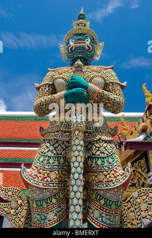 Thotkhirithon, riesige Dämon (Yaksha) Bewachung einen Ausgang zum Grand Palace Stockfoto