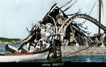 Bluejacket Taucher auf dem Wrack der USS Maine im Hafen von Havanna, 1898 arbeiten. Hand - farbige Raster eines Fotos Stockfoto