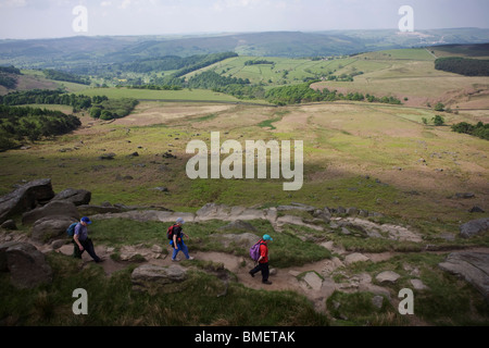 Wanderer in der Nähe von oben Stanage Edge Gritstone Klippen, Peak District National Park, Derbyshire. Stockfoto